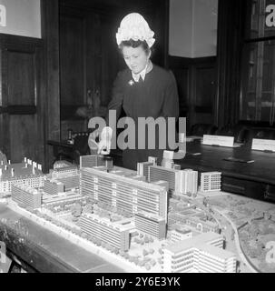 Die Matron des Londoner St. Thomas' Hospital, Miss T Turner, sieht sich ein Modell des neuen Krankenhauses auf der heutigen Pressekonferenz an. In der ersten Phase wird ein Viertel des Stationsblocks mit 200 Betten in acht Stationen, vier OP-Suiten und einem Viertel der ambulanten Abteilung bereitgestellt. Es wird gehofft, mit der zweiten Stufe so rechtzeitig zu beginnen, dass die Fundamente und die Hauptstruktur gut in Gang sind, bevor die erste Phase besetzt ist, damit die Störungen für die Patienten auf ein Minimum reduziert werden. Das Äußere ist aus poliertem Schiefer mit Mosaikplatten. 22. JANUAR 1963 Stockfoto