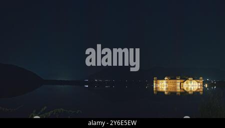 Jaipur, Rajasthan, Indien. Panoramablick Auf Jal Mahal Oder Water Palace Bei Nachtbeleuchtung. Palast Inmitten Des Man Sagar Lake. Reflexionen Im Dunkeln Stockfoto