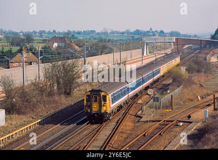 Ein Up Connex South Eastern Service, geführt von der Klasse 411 4 CEP elektrische Triebwagen Nummer 1593, noch in ungebrandeter Network Southeast Lackierung, vorbei an Sevington kurz außerhalb von Ashford in Kent am 20. März 2003. Stockfoto