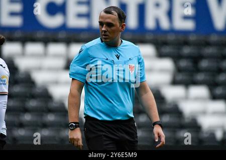 Swansea, Wales. 22. September 2024. Match-Schiedsrichter Benjamin Williams während des Genero Adran Premier Matches zwischen Swansea City Women und Barry Town United Women im Stadion Swansea.com in Swansea, Wales, Großbritannien am 22. September 2024. Quelle: Duncan Thomas/Majestic Media. Stockfoto