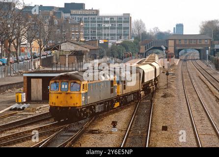 Am 10. April 1991 bildeten sich in West Ealing zwei Diesellokomotiven der Baureihe 33 mit den Nummern 33023 und 33033 aus beladenen MARCON-Trichtern. Stockfoto