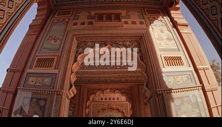 Jaipur, Rajasthan, Indien. Patrika Gate am Jawahar Circle. Innen, viele bunte Ornamente an alten Wänden. Old Pink City Stockfoto