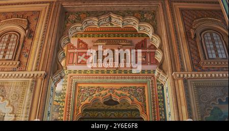 Jaipur, Rajasthan, Indien. Patrika Gate am Jawahar Circle. Innen, viele bunte Ornamente an alten Wänden. Old Pink City Stockfoto