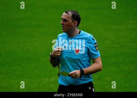 Swansea, Wales. 22. September 2024. Match-Schiedsrichter Benjamin Williams während des Genero Adran Premier Matches zwischen Swansea City Women und Barry Town United Women im Stadion Swansea.com in Swansea, Wales, Großbritannien am 22. September 2024. Quelle: Duncan Thomas/Majestic Media. Stockfoto