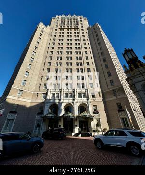 Blick von außen auf das Mark Hopkins Intercontinental Hotel unter blauem Himmel. Stockfoto