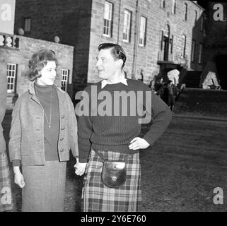 PRINZESSIN ALEXANDRA UND ANGUS JAMES BRUCE OGILVY IN AIRLIE CASTLE SCHOTTLAND; 22. DEZEMBER 1962 Stockfoto