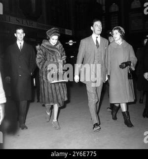 PRINZESSIN ALEXANDRA UND ANGUS JAMES BRUCE OGILVY AM BAHNHOF LONDON; 24. DEZEMBER 1962 Stockfoto