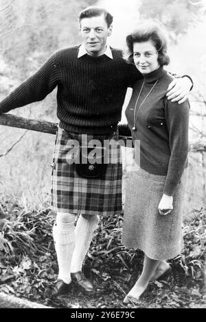 PRINZESSIN ALEXANDRA UND ANGUS JAMES BRUCE OGILVY IN AIRLIE CASTLE SCHOTTLAND; 23. DEZEMBER 1962 Stockfoto