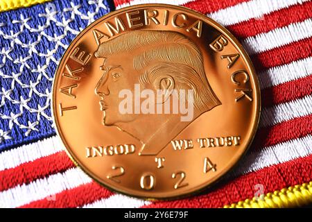 Wahlkampfmünze mit dem Porträt von Donald Trump auf USA-Fahne, Symbolfoto US-Präsidentschaftswahlkampf *** Wahlmünze mit Porträt von Donald Trump auf US-Flagge, symbolisches Foto US-Präsidentschaftswahlkampf Stockfoto