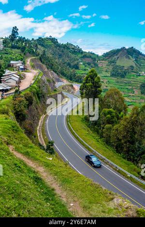 Die gewundene Bergstraße nach Kisoro in Uganda. Stockfoto