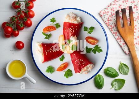 Rote Piquillo-Paprika gefüllt mit Kabeljau. Tisch mit Panoramablick und Weihnachtsdekoration. Stockfoto