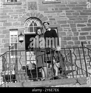 PRINZESSIN ALEXANDRA UND ANGUS JAMES BRUCE OGILVY AUF DEM SCHLOSSPARK SCHOTTLAND; 22. DEZEMBER 1962 Stockfoto