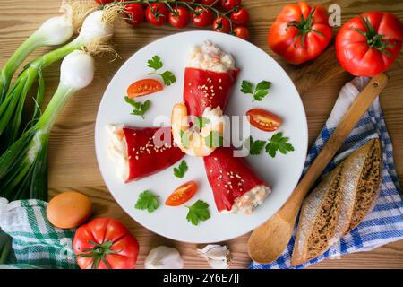 Rote Piquillo-Paprika gefüllt mit Kabeljau. Tisch mit Panoramablick und Weihnachtsdekoration. Stockfoto