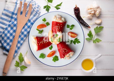 Rote Piquillo-Paprika gefüllt mit Kabeljau. Tisch mit Panoramablick und Weihnachtsdekoration. Stockfoto