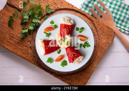 Rote Piquillo-Paprika gefüllt mit Kabeljau. Tisch mit Panoramablick und Weihnachtsdekoration. Stockfoto