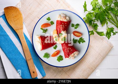 Rote Piquillo-Paprika gefüllt mit Kabeljau. Tisch mit Panoramablick und Weihnachtsdekoration. Stockfoto