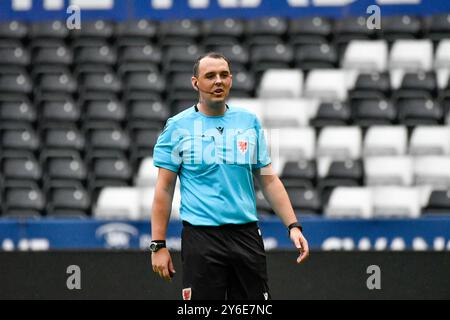 Swansea, Wales. 22. September 2024. Match-Schiedsrichter Benjamin Williams während des Genero Adran Premier Matches zwischen Swansea City Women und Barry Town United Women im Stadion Swansea.com in Swansea, Wales, Großbritannien am 22. September 2024. Quelle: Duncan Thomas/Majestic Media. Stockfoto