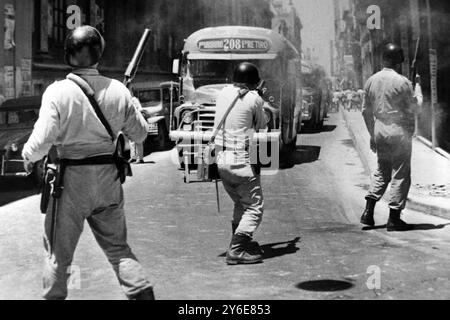 AM 15. DEZEMBER 1962 FEUERT DIE POLIZEI TRÄNENGAS AUF POLITISCHE DEMONSTRANTEN IN DEN STRASSEN VON BUENOS AIRES, ARGENTINIEN. Stockfoto