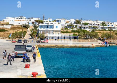 Ano Koufonisi, Griechenland - 15. Mai 2024: Haupthafen der Insel Ano Koufonisi. Kleine Kykladen-Inseln in der Ägäis. Griechenland Stockfoto