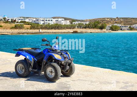 Ano Koufonisi, Griechenland - 15. Mai 2024: Quad parkt im Hafen der Insel Ano Koufonisi. Kleine Kykladen-Inseln in der Ägäis. Griechenland Stockfoto