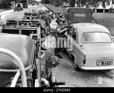 16. DEZEMBER 1962 SOLDATEN DES 1. BATAILLONS DER QUEEN'S OWN HIGHLANDERS LANDEN ÜBERRASCHEND, UM DIE ÖLSTADT SERIA NACH UNRUHEN IN BRUNEI ZU SICHERN. Stockfoto