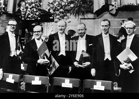 10. DEZEMBER 1962 SECHS NOBELPREISTRÄGER MIT IHREN AUSZEICHNUNGEN NACH DER ZEREMONIE: MAURICE WILKINS, MAX PERUTZ, FRANCIS CRICK, JOHN STEINBECK, JAMES WATSON UND JOHN KENDREW, STOCKHOLM, SCHWEDEN. Stockfoto