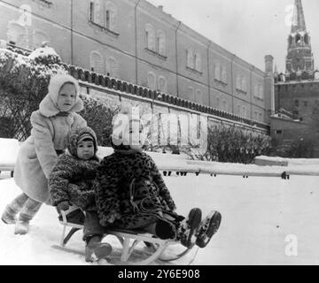 KINDER KINDER, DIE IM WINTER IN MOSKAU MIT SCHLITTEN SPIELEN; 12. DEZEMBER 1962 Stockfoto