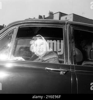 PRINZESSIN ALEXANDRA UND ANGUS JAMES BRUCE OGILVY IM AUTO; 10. DEZEMBER 1962 Stockfoto