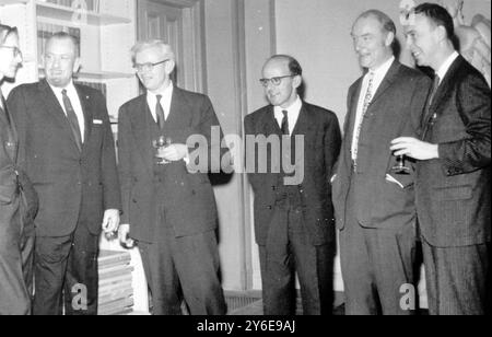 JOHN KENDREW MIT NOBELPREISTRÄGERN STOCKHOLM - MAX PERUTZ, FRANCIS CRICK, JAMES WATSON UND MAURICE WILKINS / ; 10. DEZEMBER 1962 Stockfoto