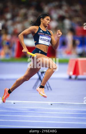 Nicole Yeargin nimmt an der 4X400 Meter Staffel bei den Olympischen Spielen 2024 in Paris Teil. Stockfoto