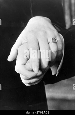 VERLOBUNG VON PRINZESSIN ALEXANDRA UND ANGUS JAMES BRUCE OGILVY IM KENSINGTON PALACE; 30. NOVEMBER 1962 Stockfoto