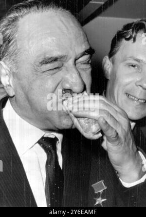 ANASTAS MIKOYAN HAT EINEN HOT DOG MADISON SQUARE IN NEW YORK / ; 29. NOVEMBER 1962 Stockfoto