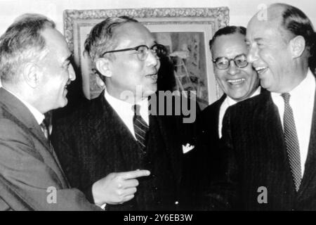 ANASTAS MIKOYAN MIT U THANT UND ADLAI STEVENSON IN NEW YORK / ; 27. NOVEMBER 1962 Stockfoto