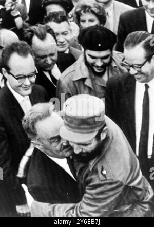 ANASTAS MIKOYAN UND FIDEL CASTRO, CHE GUVARRA MIT OSVALDO DORTICOS IN HAVANNA, KUBA / ; 26. NOVEMBER 1962 Stockfoto