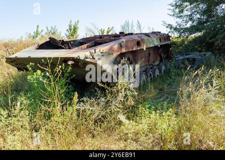 Sumy Oblast, Ukraine 05.03.2022 Romny, Gräueltaten der russischen Armee in Sumy Oblast. Die ukrainische Armee verbrannte die russische BMP 2. Russlands Krieg gegen die Kriege Stockfoto