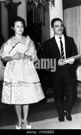 KÖNIG HUSSEIN MIT SEINER FRAU PRINZESSIN MUNA PRÄSENTIERT REFERENZEN IN AMMAN, JORDANIEN; 23. NOVEMBER 1962 Stockfoto