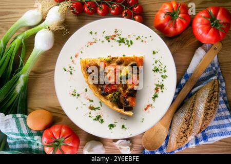 Gebratenes vegetarisches Gemüse-Quiche. Draufsicht mit Dekorationen. Stockfoto