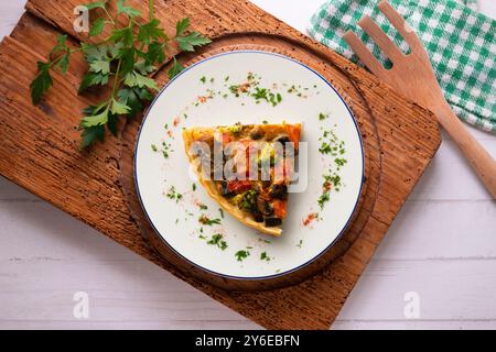 Gebratenes vegetarisches Gemüse-Quiche. Draufsicht mit Dekorationen. Stockfoto