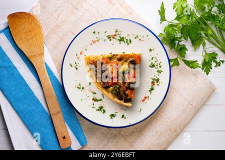 Gebratenes vegetarisches Gemüse-Quiche. Draufsicht mit Dekorationen. Stockfoto