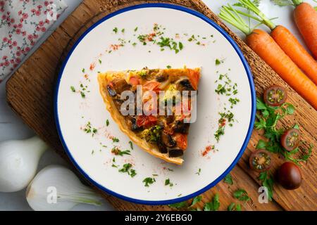 Gebratenes vegetarisches Gemüse-Quiche. Draufsicht mit Dekorationen. Stockfoto