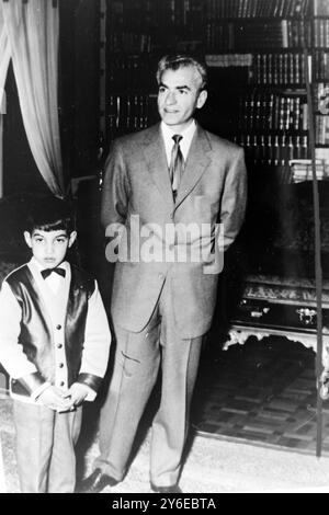 DER SCHAH VON IRAN REZA PAHLEVI MIT SOHN FARHAD ABEDI IN TEHERAN; 20. NOVEMBER 1962 Stockfoto