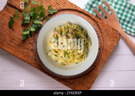 Frische italienische Nudeln mit Lachs und Sahne. Draufsicht mit Dekorationen. Stockfoto