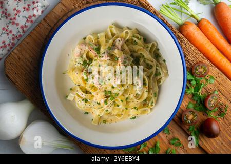 Frische italienische Nudeln mit Lachs und Sahne. Draufsicht mit Dekorationen. Stockfoto