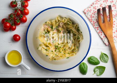 Frische italienische Nudeln mit Lachs und Sahne. Draufsicht mit Dekorationen. Stockfoto