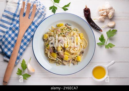 Spaghetti mit Ananas, Schinken und Sahnesauce. Tisch mit Panoramablick und Weihnachtsdekoration. Stockfoto