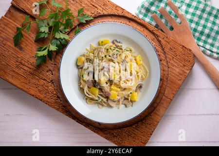 Spaghetti mit Ananas, Schinken und Sahnesauce. Tisch mit Panoramablick und Weihnachtsdekoration. Stockfoto