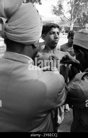 REKRUTEN DER ARMEE WARTEN AUF KÖRPERLICHE UNTERSUCHUNG IN NEU-DELHI ; 16. NOVEMBER 1962 Stockfoto