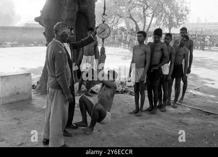 REKRUTEN DER ARMEE WARTEN AUF KÖRPERLICHE UNTERSUCHUNG IN NEU-DELHI ; 16. NOVEMBER 1962 Stockfoto