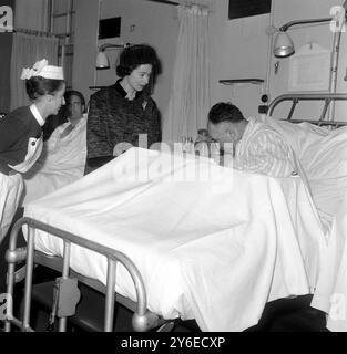 KÖNIGIN ELISABETH II. SPRICHT MIT EINEM PATIENTEN IM KRANKENHAUS IN LONDON; 14. NOVEMBER 1962 Stockfoto