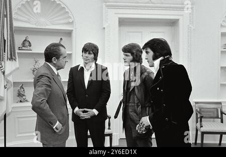 Elvis Presley trifft Präsident Nixon im Oval Office mit Sonny West und Jerry Schilling am 21. Dezember 1970 Stockfoto